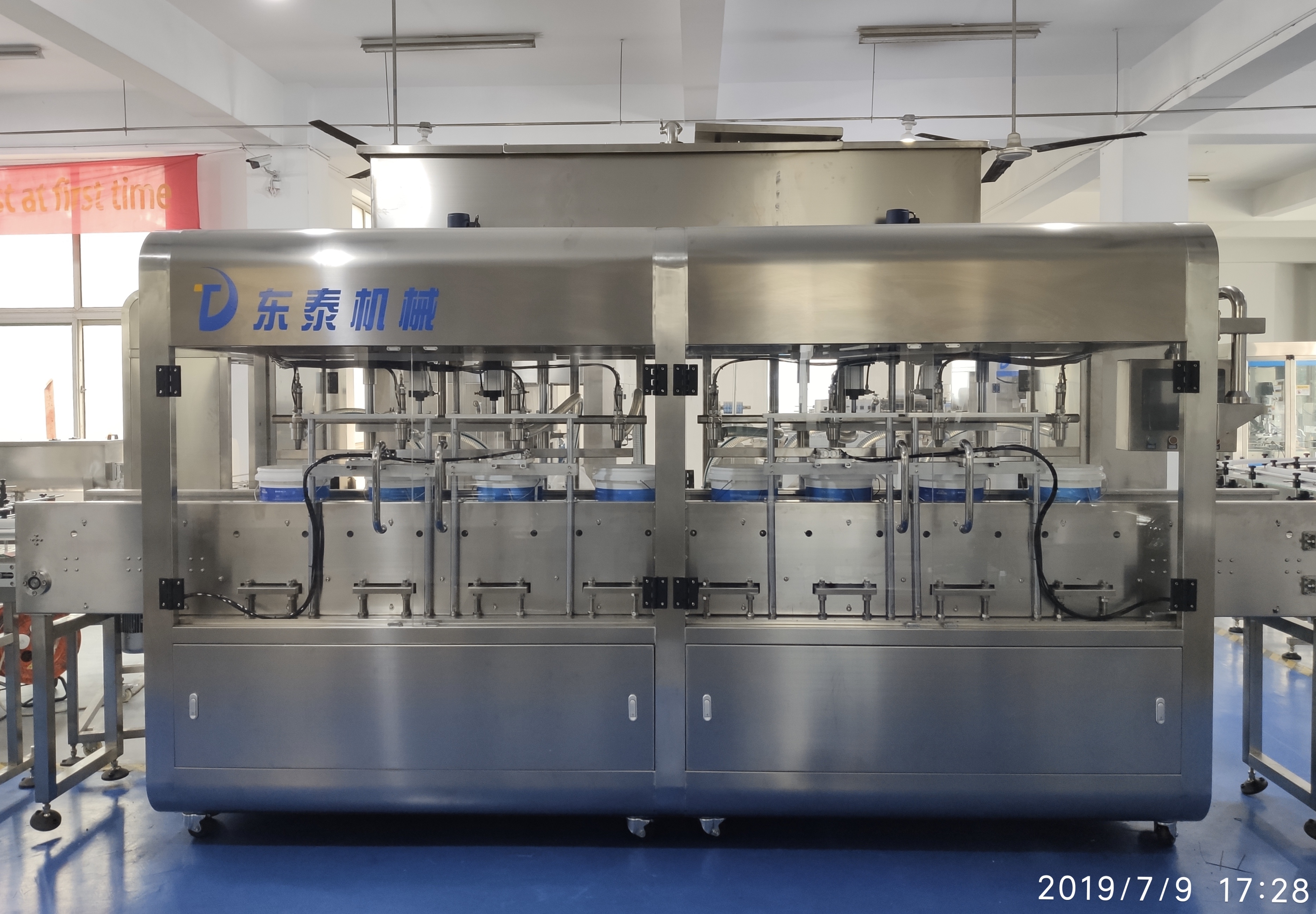 潤滑油多頭大桶灌裝機(jī) 先進(jìn)技術(shù)產(chǎn)量高！